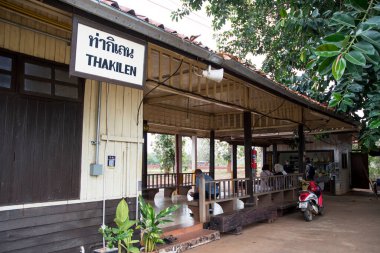 Thakilen, Tayland - 16 Şubat 2023: Tayland 'daki Tha Kilen tren istasyonunun görüntüsü. Tha Kilen Tren İstasyonu 'nun Tayland tarihi ile önemli bir ilgisi var. Özellikle de Ölüm Demiryolu inşaatı ile..