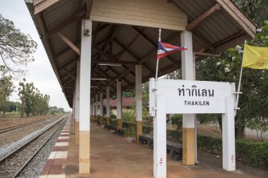 Thakilen, Tayland - 16 Şubat 2023 Tha Kilen tren istasyonunun işareti. Tha Kilen Tren İstasyonu 'nun Tayland tarihi ile önemli bir ilgisi var. Özellikle de Ölüm Demiryolu inşaatı ile..