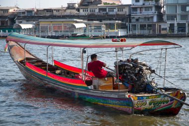 Bangkok, Tayland - 14 Şubat 2023: Bangkok Chao Phraya nehrindeki yolcu servis gemileri. Chao Phraya Bangkok 'tan Tayland Körfezi' ne akar.