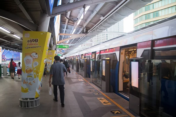 Bangkok Thailand Feb 2023 Passagerare Väntar Tåget Bts Station Plattform — Stockfoto