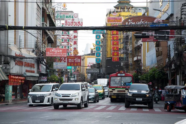 Bangkok Tailandia Feb 2023 Tráfico Ocupado Carretera Yaowarat Yaowarat Famoso — Foto de Stock