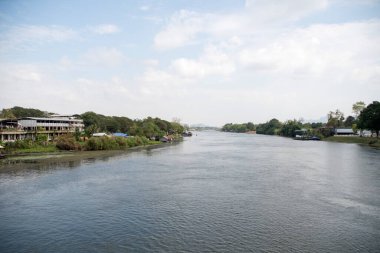 Kanchanaburi, Tayland 'daki Khwae Yai (Kwai) nehrinin panoramik manzarası. Kaynağı Tenasserim Tepeleri 'dir ve yaklaşık 380 kilometre boyunca akar.