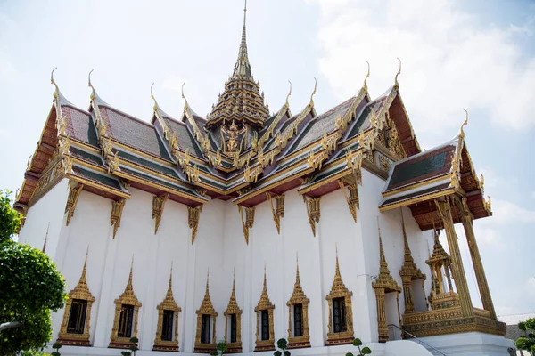 曼谷Wat Phra Kaew地区内的Dusit Maha Prasat大厅 即自由佛寺 — 图库照片