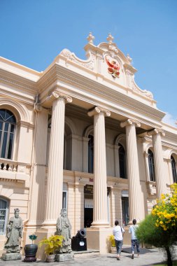 Bangkok, Tayland - 13 Şubat 2023: Bangkok 'taki Zümrüt Buda Müzesi' nin görüntüsü. Müzede Zümrüt Buddha ve Büyük Saray ile ilgili çok sayıda eser sergileniyor.