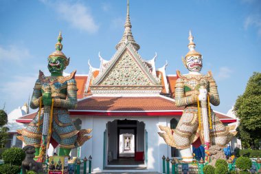 Bangkok, Tayland - 14 Şubat 2023 Şafak Tapınağı, Tayland 'ın doğu kapısındaki devasa iblis bekçisi