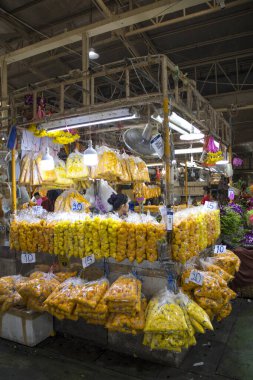 Bangkok, Tayland - 14 Şubat 2023: Çiçekler Bangkok 'taki çiçek pazarında satıldı. Burası Bangkok 'un ana çiçek pazarı.