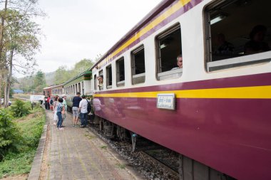 Kanchanaburi, Tayland - 16 Şubat 2023: Lokomotif ve turistler Tayland 'daki Kwai Demiryolu Nehri boyunca trenle seyahat ediyorlar.