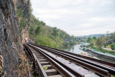 Kanchanaburi, Tayland - 16 Şubat 2023 Tham Krasae Demiryolu Köprüsü Kanchanaburi 'deki Ölüm Demiryolu Kwai nehri üzerinde. 1943 baharında sadece 17 günlük İkinci Dünya Savaşı sırasında inşa edildi..