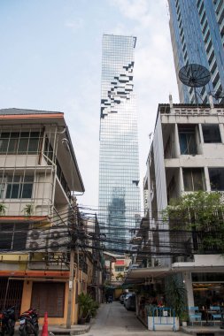 Bangkok, Tayland - 17 Şubat 2023: Bangkok 'ta King Power MahaNakhon' un arka planında sokak manzarası