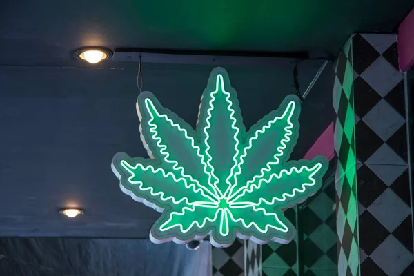 2023年2月12日 在泰国曼谷的一家合法大麻商店看到一个绿叶标志 — 图库照片