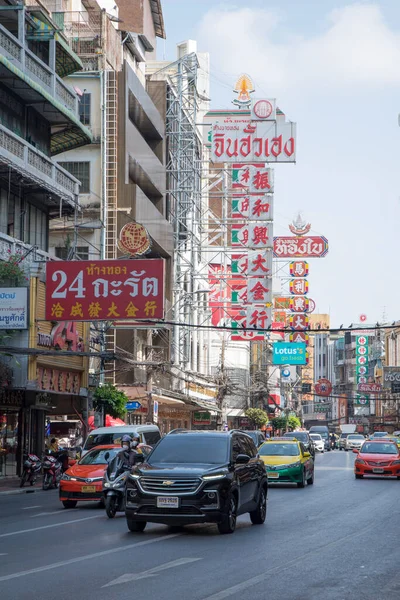 Bangkok Tailândia Fevereiro 2023 Tráfego Movimentado Estrada Yaowarat Yaowarat Famoso — Fotografia de Stock