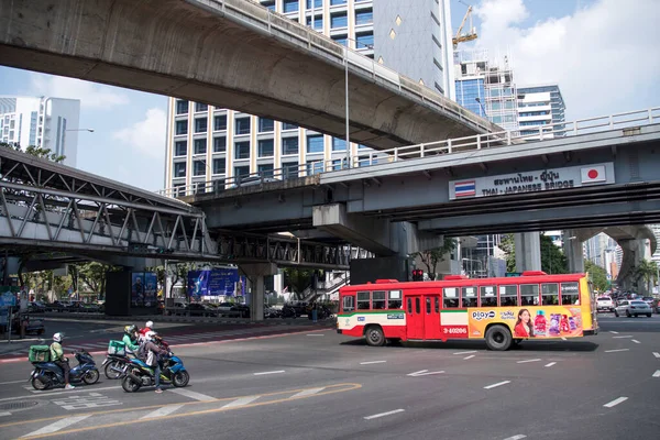伊斯坦布尔至2023年2月14日 曼谷Silom Road和Rama Road与泰国 日本友谊大桥交汇处的街道交通 — 图库照片