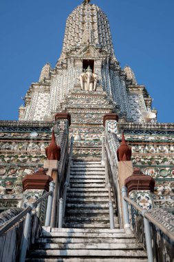 Impressive architectural details of Wat Arun (The Temple of Dawn) in Bangkok. This landmark of Wat Arun is a 70-meter-high temple tower, a stupa-like pagoda