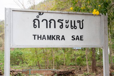Tayland, Kanchanaburi 'deki Thamkra Sae Köprüsü tren istasyonunun işareti. Thamkrasae Köprüsü Tayland 'da ünlü bir trouist mekanıdır..