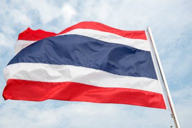 Bangkok 'ta güzel mavi gökyüzü dalgalanan Tayland bayrağı