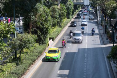 Bangkok, Tayland - 12 Şubat 2023: Bangkok 'taki Sukhumvit bölgesinde trafik durumu. Bangkok 'ta gün boyunca trafik oldukça yoğun.