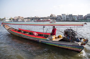 Bangkok, Tayland - 14 Şubat 2023: Bangkok Chao Phraya nehrindeki yolcu servis gemileri. Chao Phraya Bangkok 'tan Tayland Körfezi' ne akar.