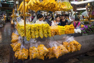 Bangkok, Tayland - 14 Şubat 2023: Çiçekler Bangkok 'taki çiçek pazarında satıldı. Burası Bangkok 'un ana çiçek pazarı.