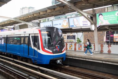 Bangkok, Tayland - 15 Şubat 2023: BTS Gökyüzü Treni Bangkok 'taki istasyona yaklaşıyor. BTS Skytrain Bangkok 'ta yüksek hızlı ulaşım sistemidir.