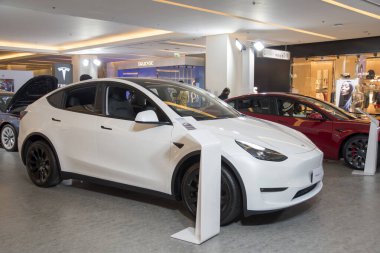 Bangkok, Tayland... 15 Şubat 2023, Tesla elektrikli arabaları Bangkok 'taki alışveriş merkezindeki galeride sergileniyor. Esla elektrikli araçlar tasarlar ve üretir.