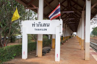 Thakilen, Tayland - 16 Şubat 2023: Tayland 'daki Tha Kilen tren istasyonunun görüntüsü. Tha Kilen Tren İstasyonu 'nun Tayland tarihi ile önemli bir ilgisi var. Özellikle de Ölüm Demiryolu inşaatı ile..