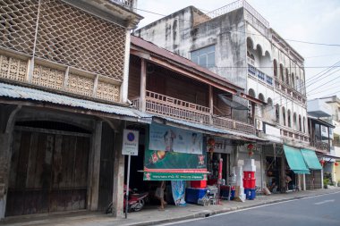 Kanchanaburi, Tayland - 16 Şubat 2023: Kanchanaburi, Tayland 'daki Pakprak Heritage Caddesi boyunca tarihi bina. Yol boyunca 20 'den fazla miras binası yer alıyor