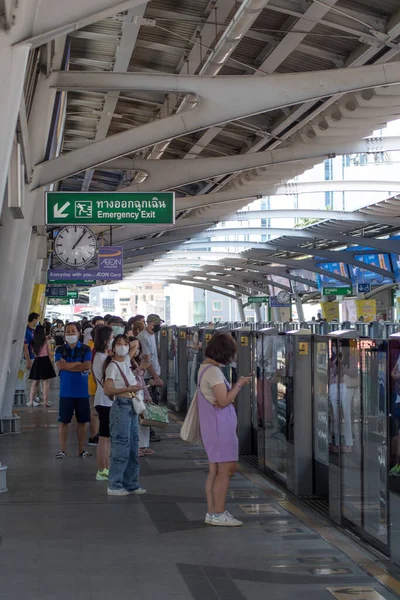 Banguecoque Tailândia Fevereiro 2023 Passageiros Esperando Trem Plataforma Estação Bts — Fotografia de Stock