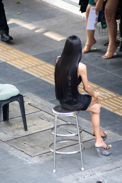 Bangkok Thailand Feb 2023 Transgender Woman Sits Stool Road Side — Stock Photo, Image