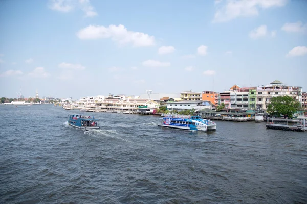 2023年2月14日タイ バンコクチャオプラヤ川を渡る公共シャトルフェリーチャオプラヤがバンコクを通ってタイ湾に注ぐ — ストック写真