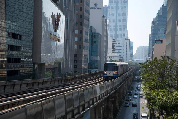 Bangkok, Tayland - 15 Şubat 2023: BTS Gökyüzü Treni Bangkok 'taki istasyona yaklaşıyor. BTS Skytrain Bangkok 'ta yüksek hızlı ulaşım sistemidir.