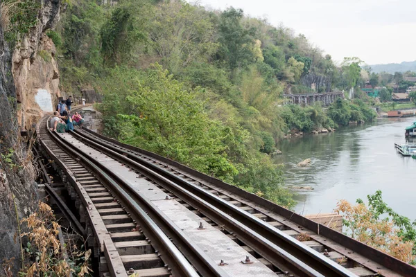 Kanchanaburi, Tayland - 16 Şubat 2023 Tham Krasae Demiryolu Köprüsü Kanchanaburi 'deki Ölüm Demiryolu Kwai nehri üzerinde. 1943 baharında sadece 17 günlük İkinci Dünya Savaşı sırasında inşa edildi..