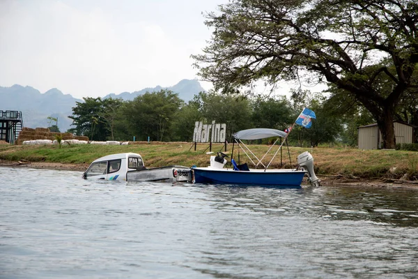 Kanchanaburi Thailand Feb 2023 Truck Tows Small Boat Sink River — Stockfoto