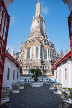 Bangkok, Tayland 'daki Wat Arun Tapınağı' nın etkileyici mimari detayları. Wat Arun 'un bu simgesi 70 metre yüksekliğindeki tapınak kulesidir.