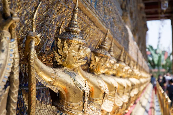 Fileiras Garuda Dourada Estão Lindamente Decoradas Nas Paredes Templo Buda — Fotografia de Stock