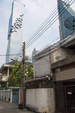 Bangkok, Tayland - 17 Şubat 2023: Bangkok 'ta King Power MahaNakhon' un arka planında sokak manzarası