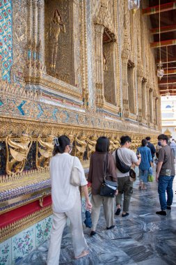 Bangkok, Tayland - 13 Şubat 2023: Turist kalabalığı Bangkok 'taki Büyük Saray' daki Zümrüt Buda Tapınağı 'nı ziyaret ediyor.
