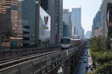 Bangkok, Tayland - 15 Şubat 2023: BTS Gökyüzü Treni Bangkok 'taki istasyona yaklaşıyor. BTS Skytrain Bangkok 'ta yüksek hızlı ulaşım sistemidir.