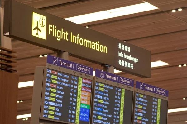 新加坡 2023年2月12日 在新加坡樟宜机场1号航站楼看到的航班连接信息板 长江机场是新加坡的一个主要民用机场 — 图库照片