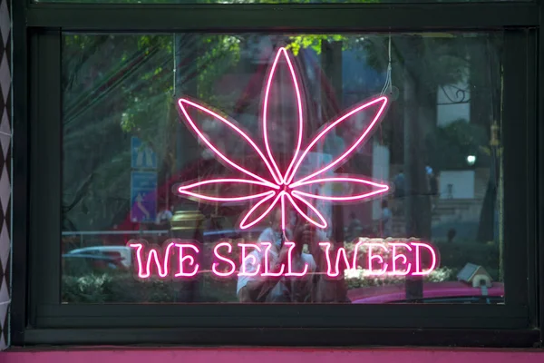 2023年2月12日 在泰国曼谷的一家合法大麻商店看到一个叶子标志 — 图库照片
