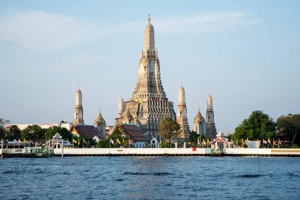 Bangkok, Tayland - 14 Şubat 2023: Wat Arun (Şafak Tapınağı) ve Tayland, Bangkok 'taki Chao Phraya Nehri. Wat Arun 'un bu simgesi 70 metre yüksekliğindeki tapınak kulesidir.