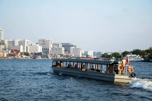 2023 방콕의 프라야 강에서 수송선 프라야는 방콕을 만으로 흘러간다 — 스톡 사진