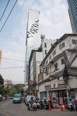 Bangkok, Tayland - 17 Şubat 2023: King Power MahaNakhon 'un arka planında Bangkok' taki Silom bölgesinin sokak manzarası. Silom Bangkok 'un finansal kalbidir..