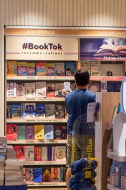 Singapur - 12 Şubat 2023: Müşteriler Changi Havaalanı Singapur 'dan kitap alıyor. Singapur havaalanı yolculara en iyi alışveriş deneyimini sunar.