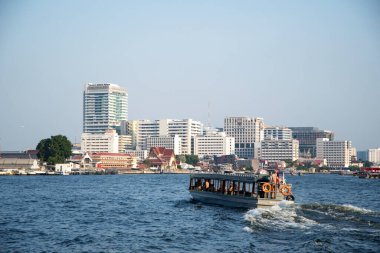 Bangkok, Tayland - 14 Şubat 2023: Bangkok Chao Phraya nehrindeki yolcu servis gemileri. Chao Phraya Bangkok 'tan Tayland Körfezi' ne akar.