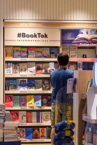 Szingapúr 2023 Február Vásárlók Changi Airport Singapore Ban Vásárolnak Könyveket — Stock Fotó