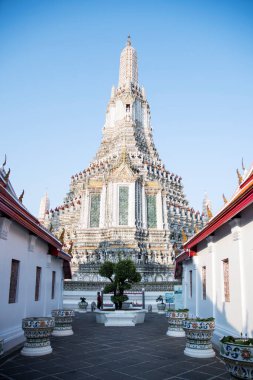 Wat Arun 'un (Şafak Tapınağı) Bangkok' taki etkileyici mimari detayları. Wat Arun 'un bu simgesi 70 metre yüksekliğindeki tapınak kulesidir.