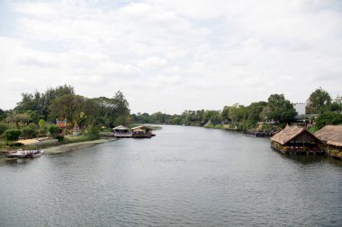 Kanchanaburi, Tayland 'daki Khwae Yai (Kwai) nehrinin panoramik manzarası. Kaynağı Tenasserim Tepeleri 'dir ve yaklaşık 380 kilometre boyunca akar.