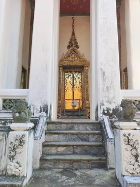 Bangkok, Wat Pho 'daki Phra Mondop' un muhteşem dış güzellikleri. Bu kutsal kitaphanenin Budist yazıtlarıyla dolu kendi kütüphanesi var..