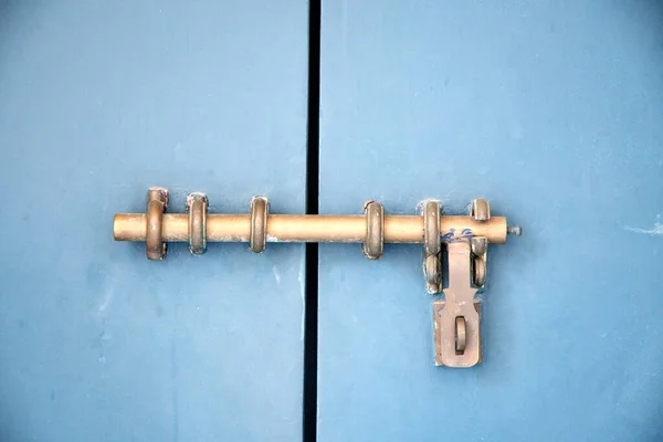 Mavi Metal Kapıya Kilit Güvenlik Kilidi Elementi Koruma — Stok fotoğraf