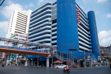 Bangkok, Tayland - 14 Şubat 2023: Çin Mahallesi, Bangkok 'taki Ruam Thanu Thai Binası. Sam Yot MRT yakınlarında Maha Chai Yolu 'nda 13 katlı kiralık bir ofis.